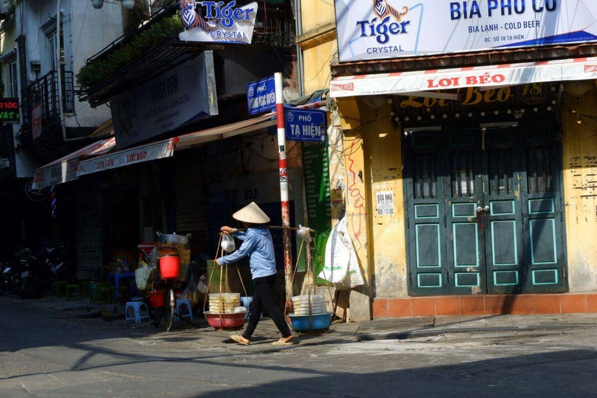 Vỉa hè Hà Nội – “Cho thuê để quản” chứ đừng coi là “cuộc chiến”