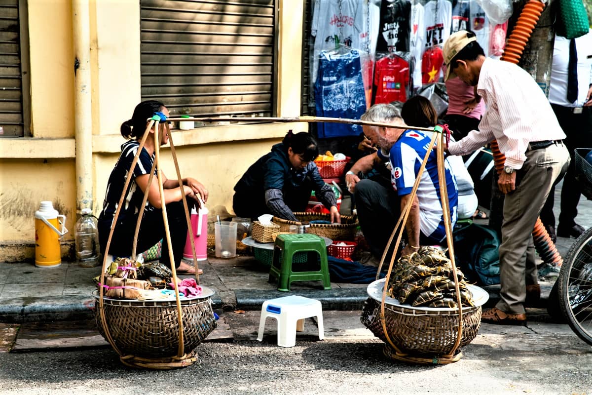 Vỉa hè Hà Nội – “Cho thuê để quản” chứ đừng coi là “cuộc chiến”