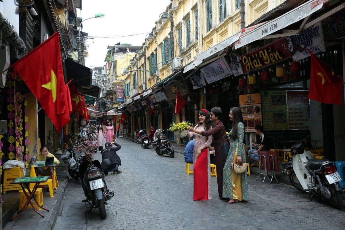 Vỉa hè Hà Nội – “Cho thuê để quản” chứ đừng coi là “cuộc chiến”