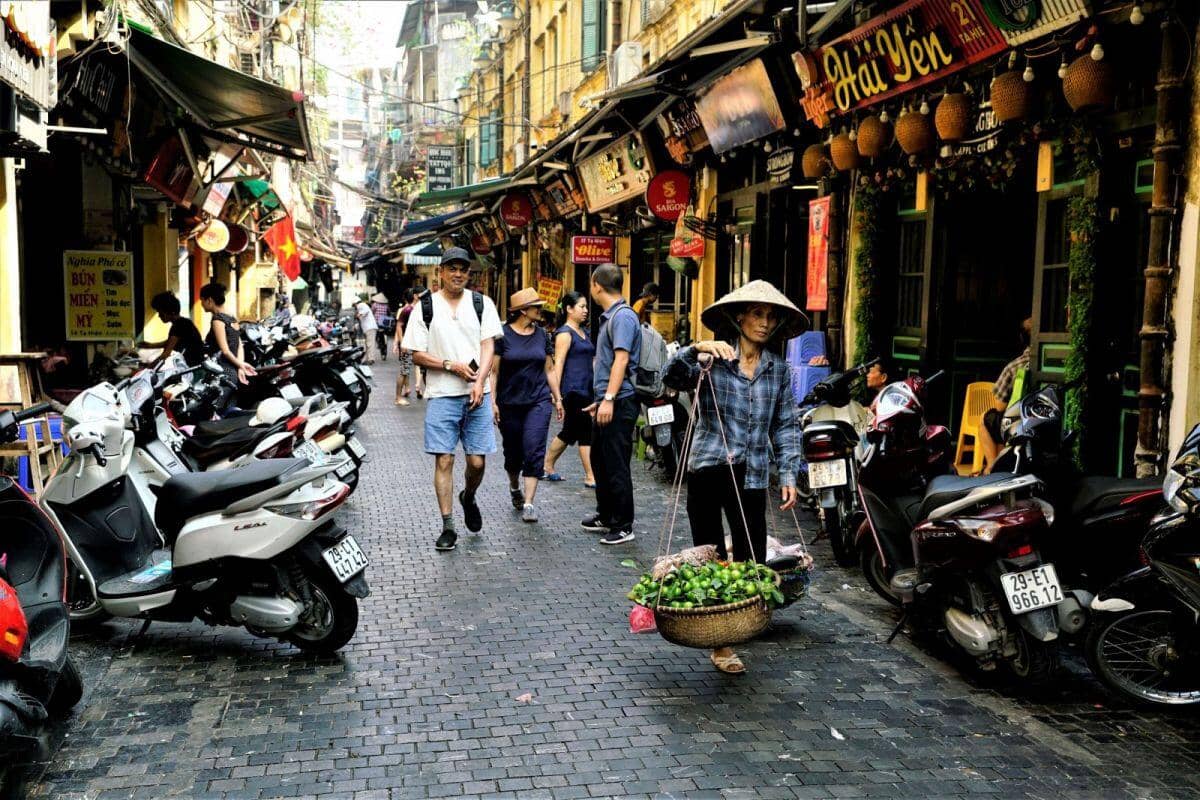 Vỉa hè Hà Nội – “Cho thuê để quản” chứ đừng coi là “cuộc chiến”