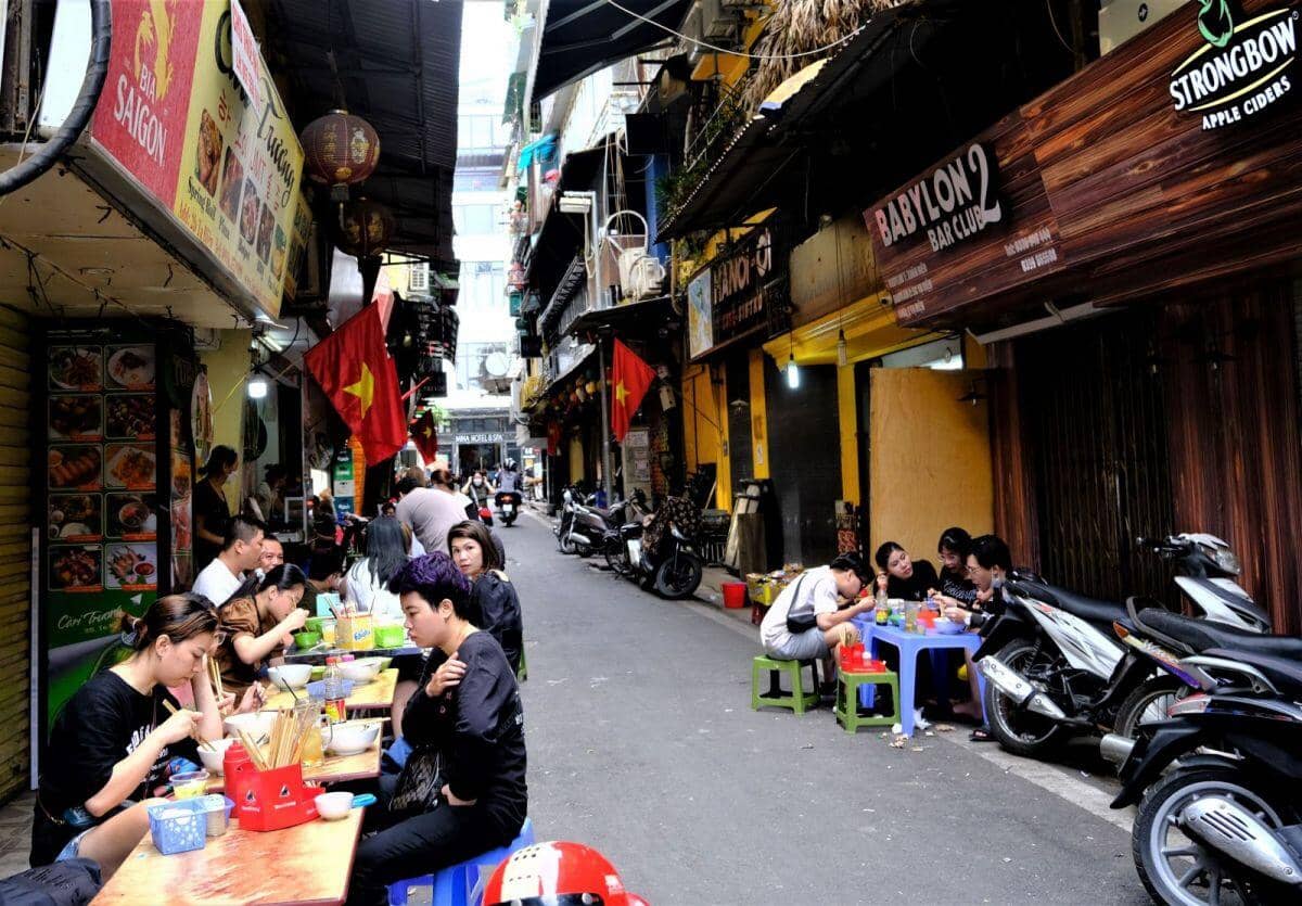 Vỉa hè Hà Nội – “Cho thuê để quản” chứ đừng coi là “cuộc chiến”