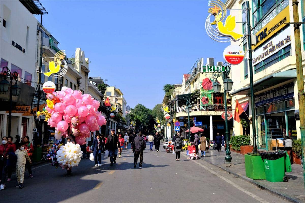 Vỉa hè Hà Nội – “Cho thuê để quản” chứ đừng coi là “cuộc chiến”