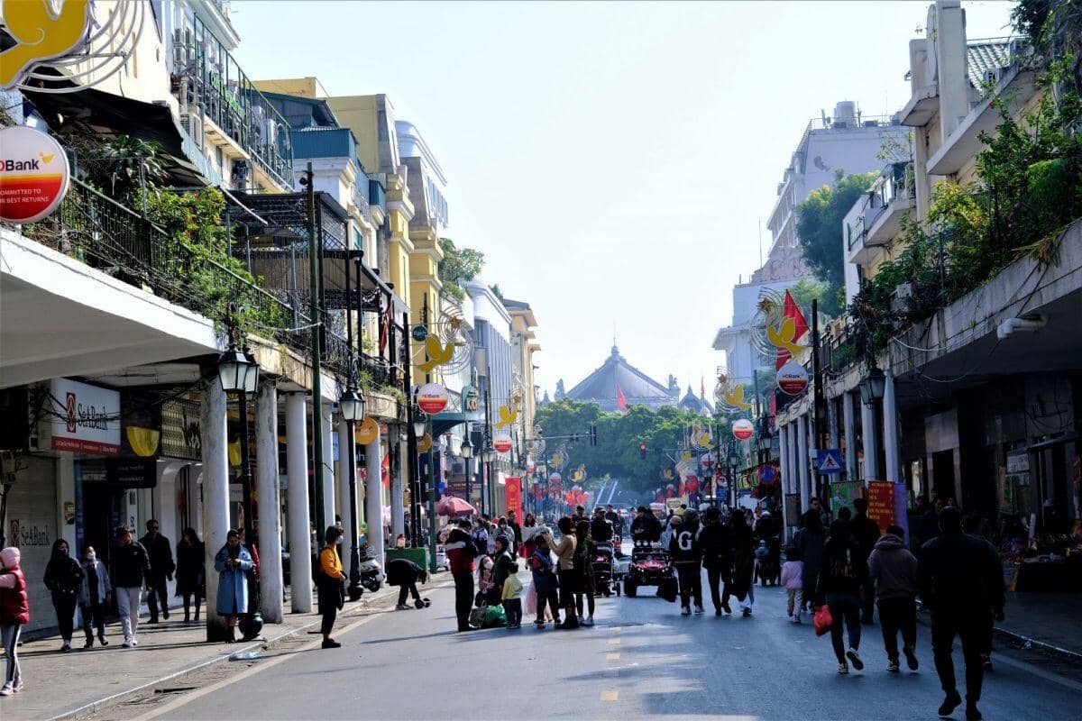Vỉa hè Hà Nội – “Cho thuê để quản” chứ đừng coi là “cuộc chiến”
