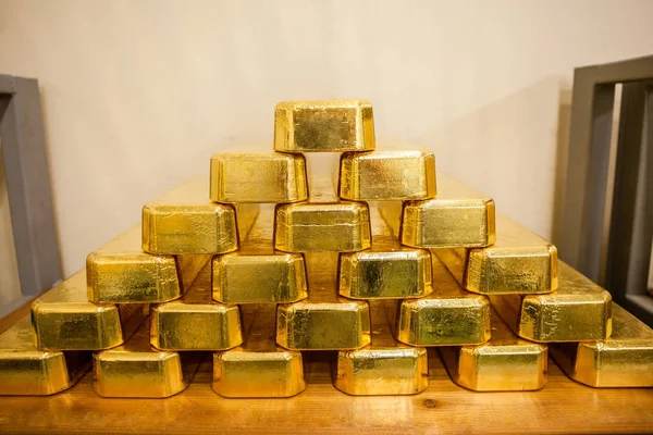Vàng thế giới lùi nhẹ xuống 1,996 USD