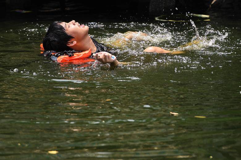 Thị trường chứng khoán châu Á ‘toát mồ hôi’ vì nắng nóng, lũ lụt
