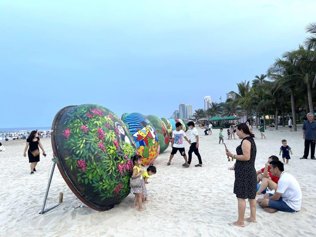 Niềm vui của du khách tại các điểm du lịch ở Đà Nẵng ngày đầu nghỉ lễ