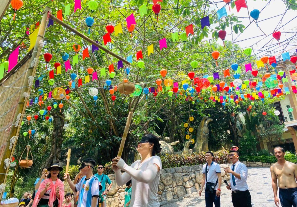 Niềm vui của du khách tại các điểm du lịch ở Đà Nẵng ngày đầu nghỉ lễ