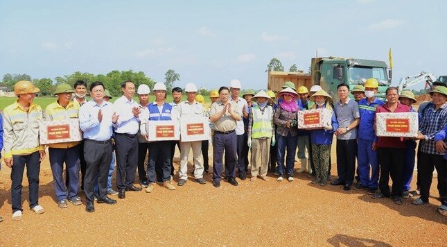 Thủ tướng Phạm Minh Chính kiểm tra tiến độ cao tốc Bắc - Nam, đoạn qua tỉnh Thanh Hóa