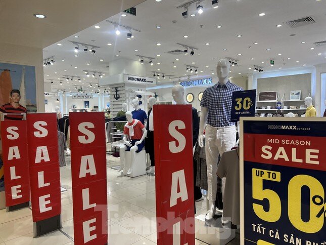 Trung tâm thương mại giảm giá đậm vẫn vắng khách mua