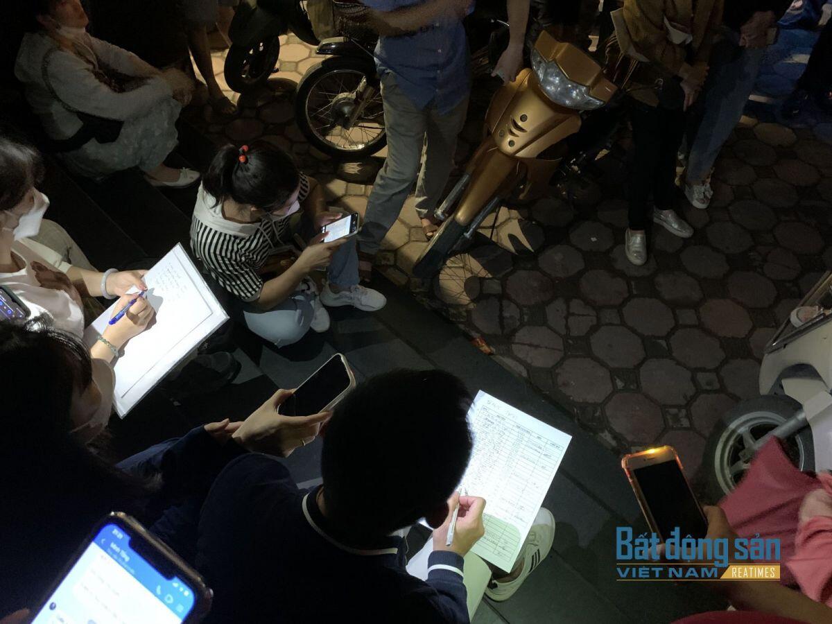Hà Nội: Xếp hàng xuyên đêm chờ nộp hồ sơ mua nhà ở xã hội