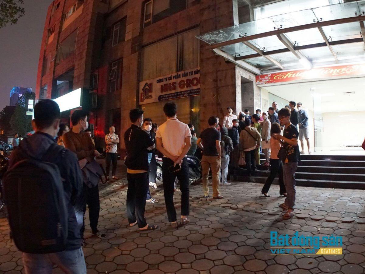 Hà Nội: Xếp hàng xuyên đêm chờ nộp hồ sơ mua nhà ở xã hội