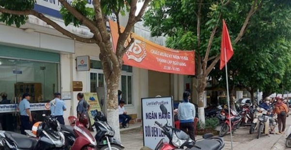 Người dân huyện Tuyên Hoá ồ ạt rút tiền do tin đồn trên mạng ngân hàng vỡ nợ