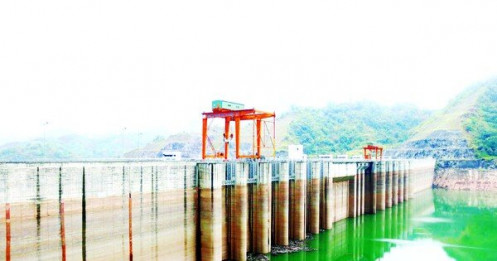 Loạt thủy điện lớn nhất Việt Nam cận kề mực nước chết, EVN kêu gọi tiết kiệm điện