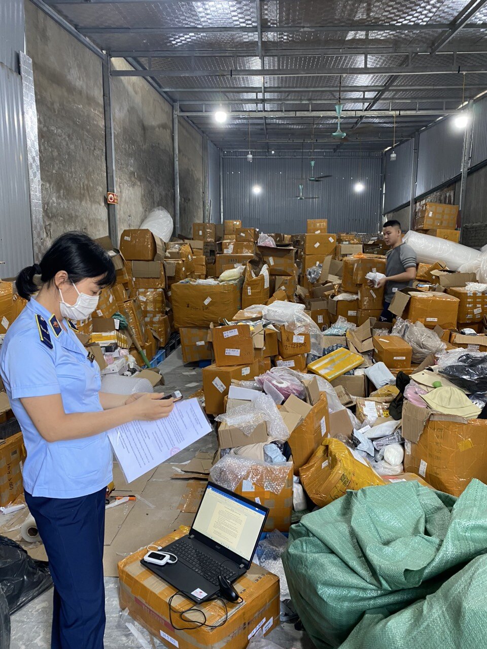 Hà Nội: Phát hiện kho hàng với hơn 28.000 sản phẩm hàng hóa nhập lậu