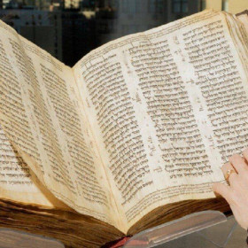 Bộ Kinh thánh Do Thái được bán với giá 894 tỷ đồng có gì đặc biệt?