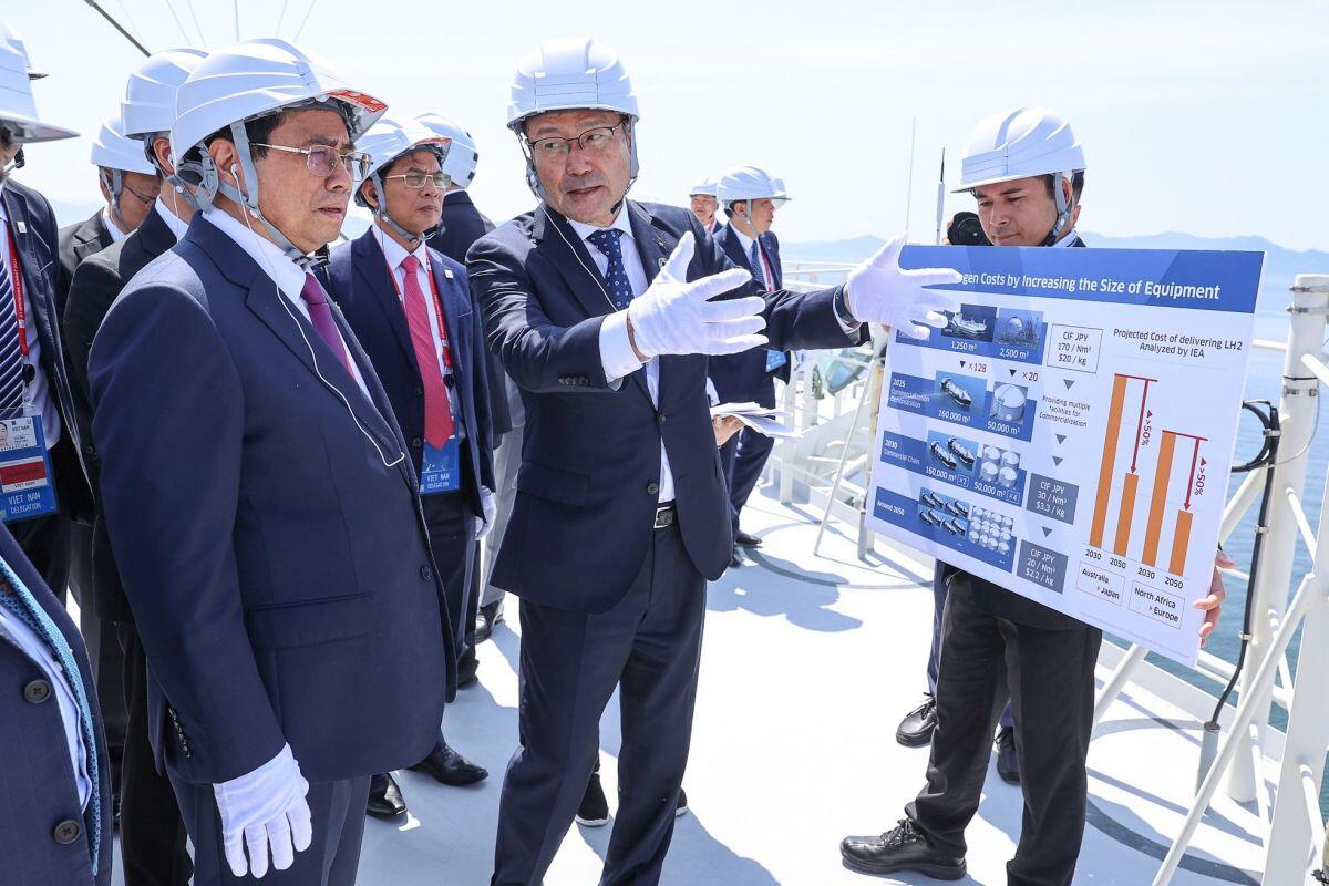Thủ tướng thăm tàu vận chuyển hydro hóa lỏng đầu tiên trên thế giới