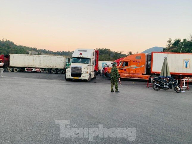 Gần 1.000 xe chở nông sản đang tồn đọng ở cửa khẩu Lạng Sơn