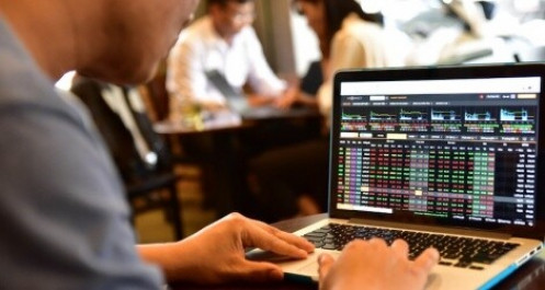 VN-Index đóng cửa cao nhất ngày, thanh khoản giảm 13%
