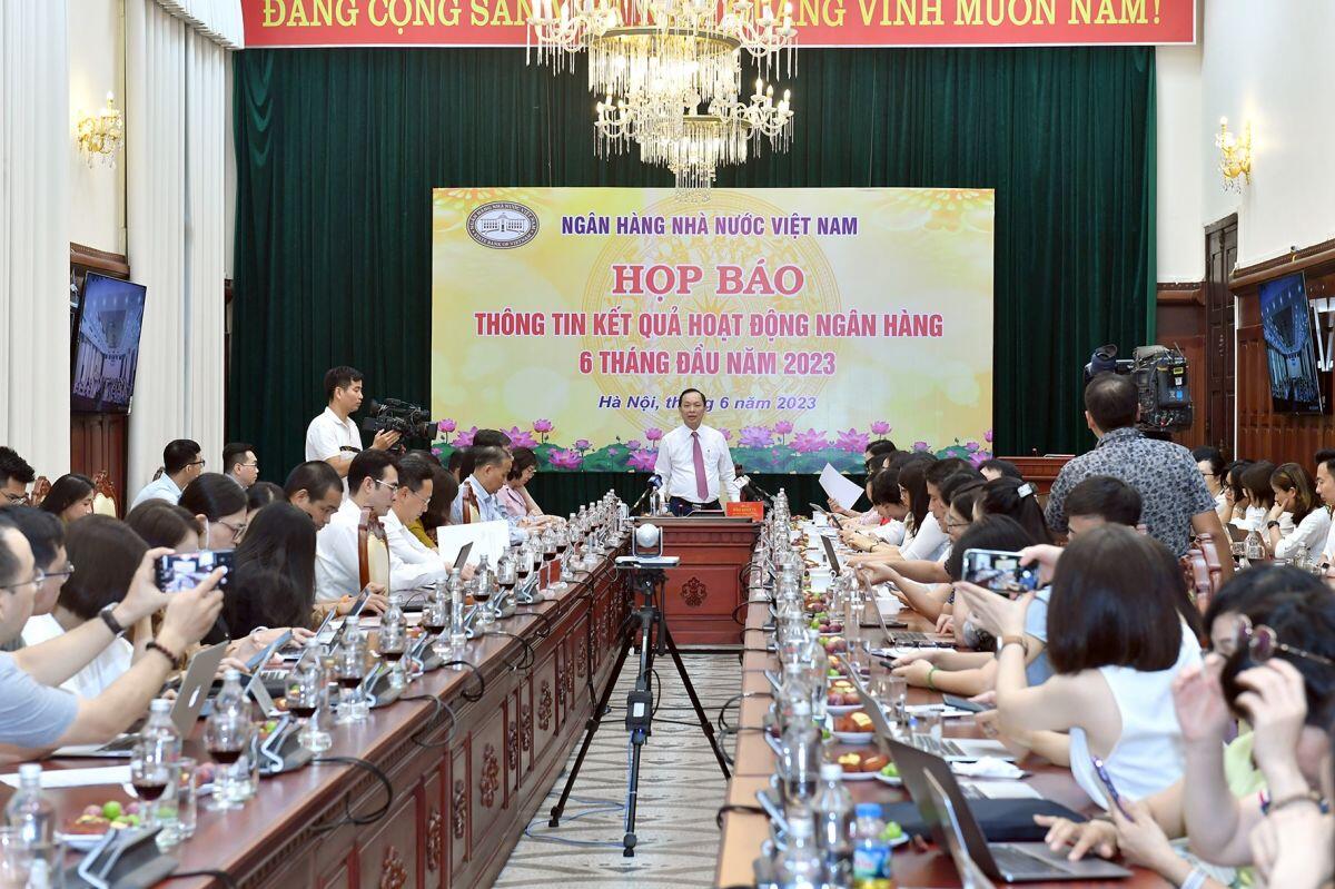 Phó Thống đốc: Sẽ không hạ chuẩn, bơm tím dụng vô tội vạ