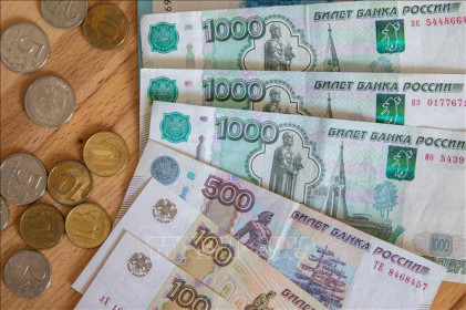 Đồng ruble của Nga giảm giá xuống mức thấp nhất trong 15 tháng so với USD
