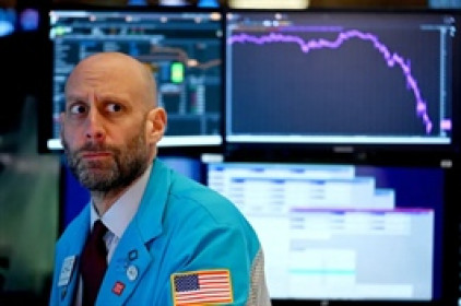 Chứng khoán Mỹ và châu Âu đỏ lửa, Dow Jones giảm 500 điểm, Stoxx 600 sụt 2.5%