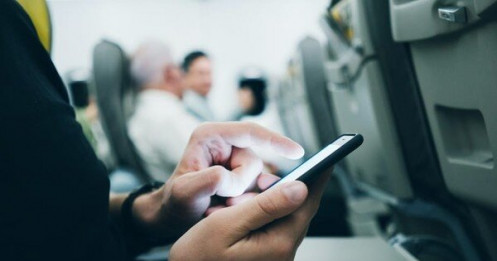 Lý do khách đi máy bay phải chuyển chế độ điện thoại, tắt khi cất - hạ cánh