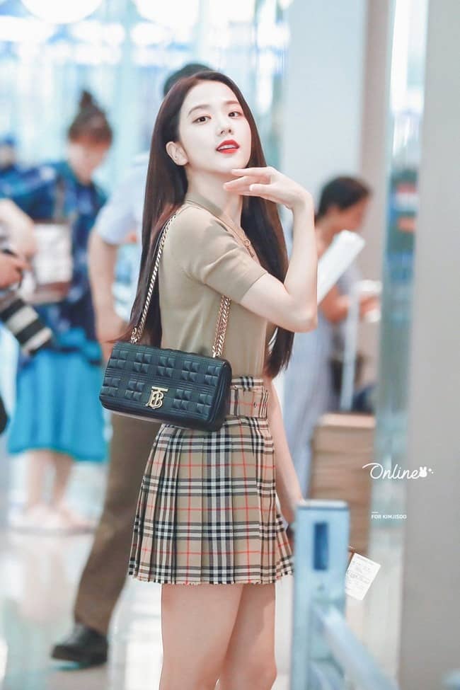 Đại sứ Dior trẻ như nữ sinh nhờ chân váy mini