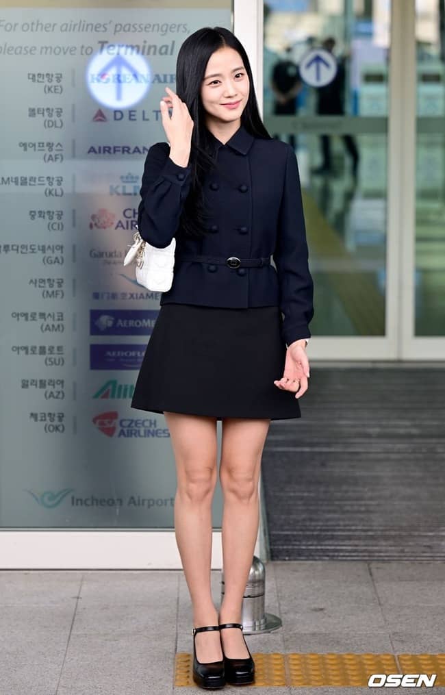 Đại sứ Dior trẻ như nữ sinh nhờ chân váy mini