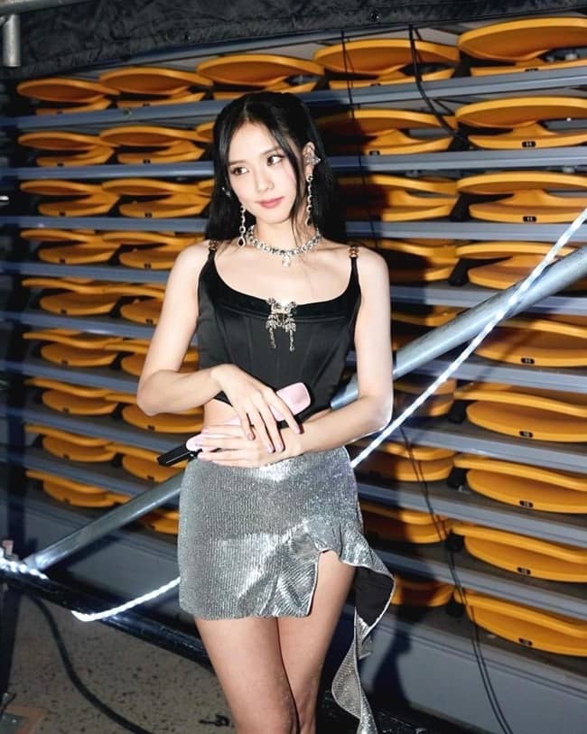 Đại sứ Dior trẻ như nữ sinh nhờ chân váy mini