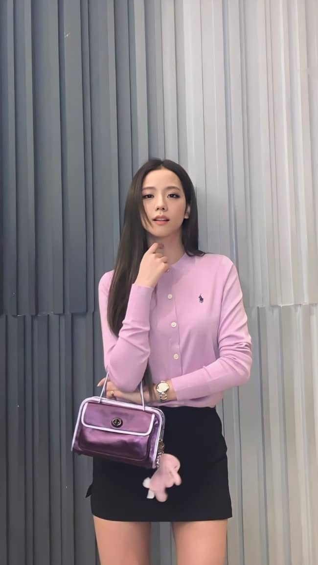 Đại sứ Dior trẻ như nữ sinh nhờ chân váy mini