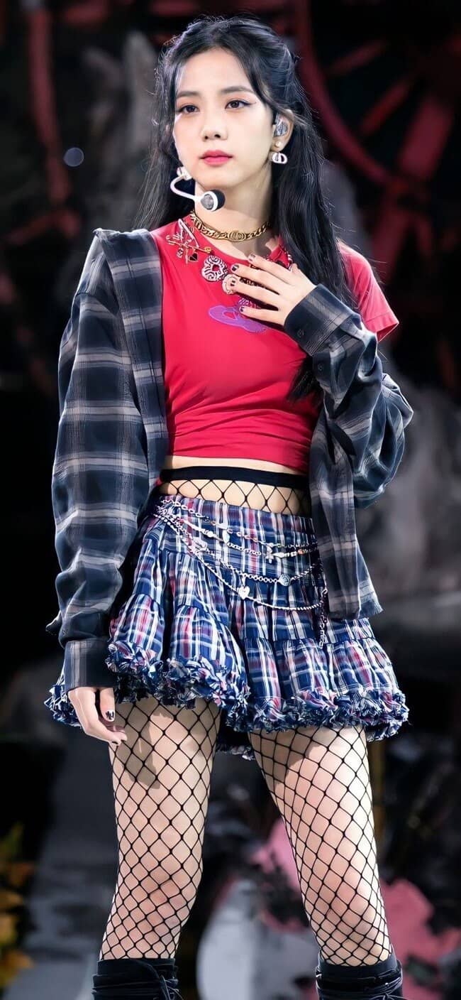Đại sứ Dior trẻ như nữ sinh nhờ chân váy mini