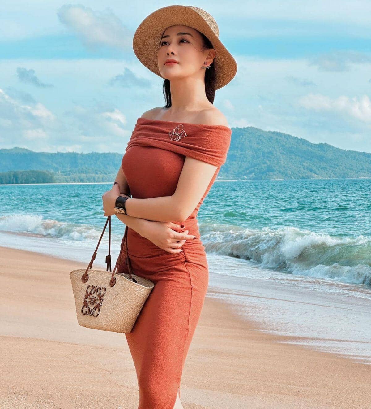 Phương Oanh không còn thích diện hở khi đi biển sau khi làm vợ Shark Bình?