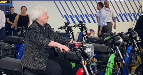 Bộ trưởng Tài chính Mỹ Janet Yellen ngồi thử xe máy điện của start up Việt