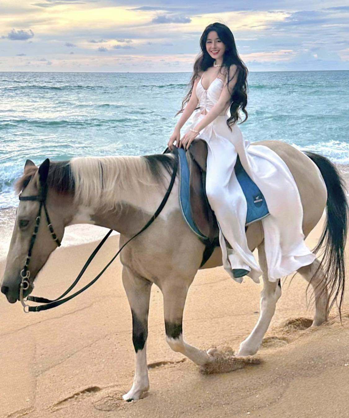 Trend cưỡi ngựa đi dạo biển: "nữ sinh hot nhất Sài thành" mặc quần lụa, áo bay trong gió