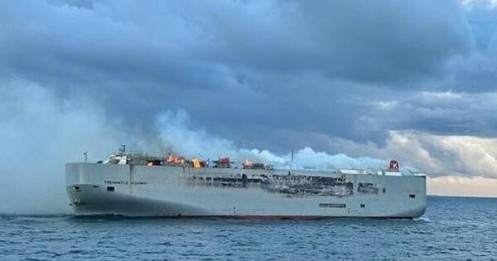Con tàu chở gần 3.000 xe hơi chìm trong 'biển' lửa, nghi do cháy xe điện