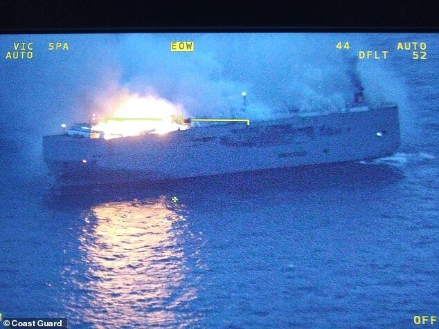 Con tàu chở gần 3.000 xe hơi chìm trong 'biển' lửa, nghi do cháy xe điện