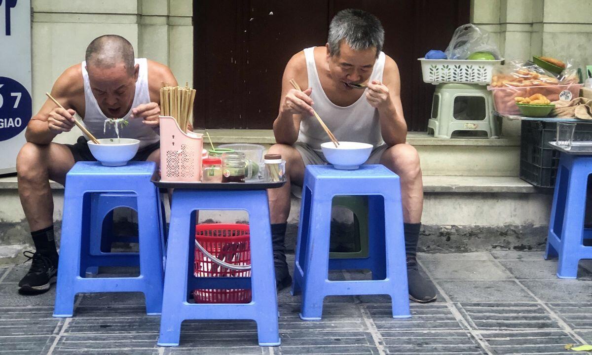Quán phở bò sốt vang Hà Nội 30 năm luôn đông khách