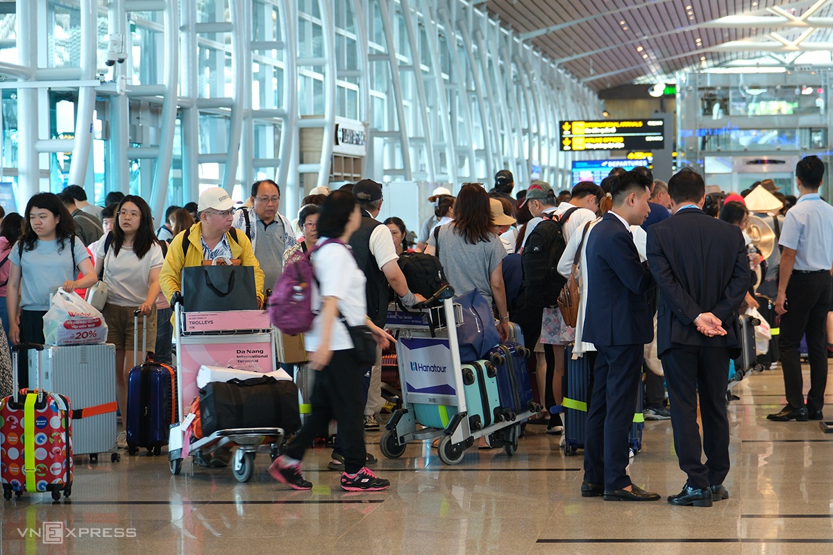 Khách nước ngoài lần đầu tự làm thủ tục chuyến bay tại Đà Nẵng