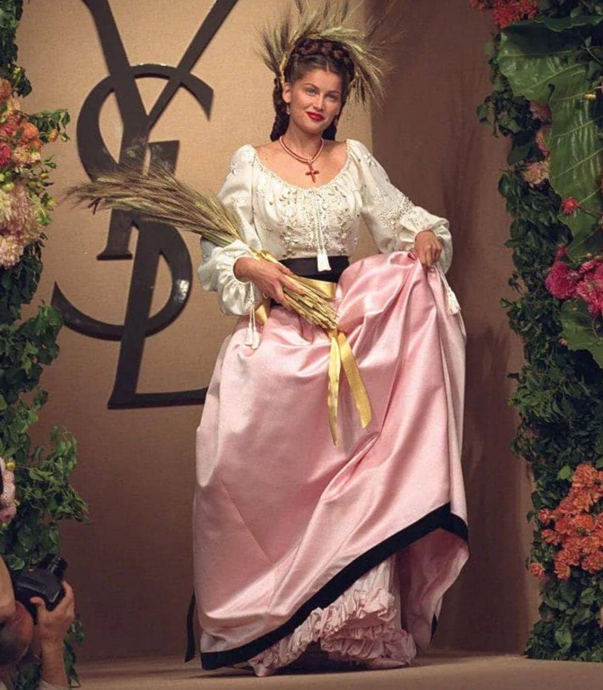 Váy cưới mang tính biểu tượng nhất của Yves Saint Laurent