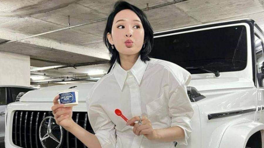 Trước tin bán siêu xe G63 12 tỷ, Hiền Hồ từng siêu sành điệu khi chụp hình bên "xế" sang?