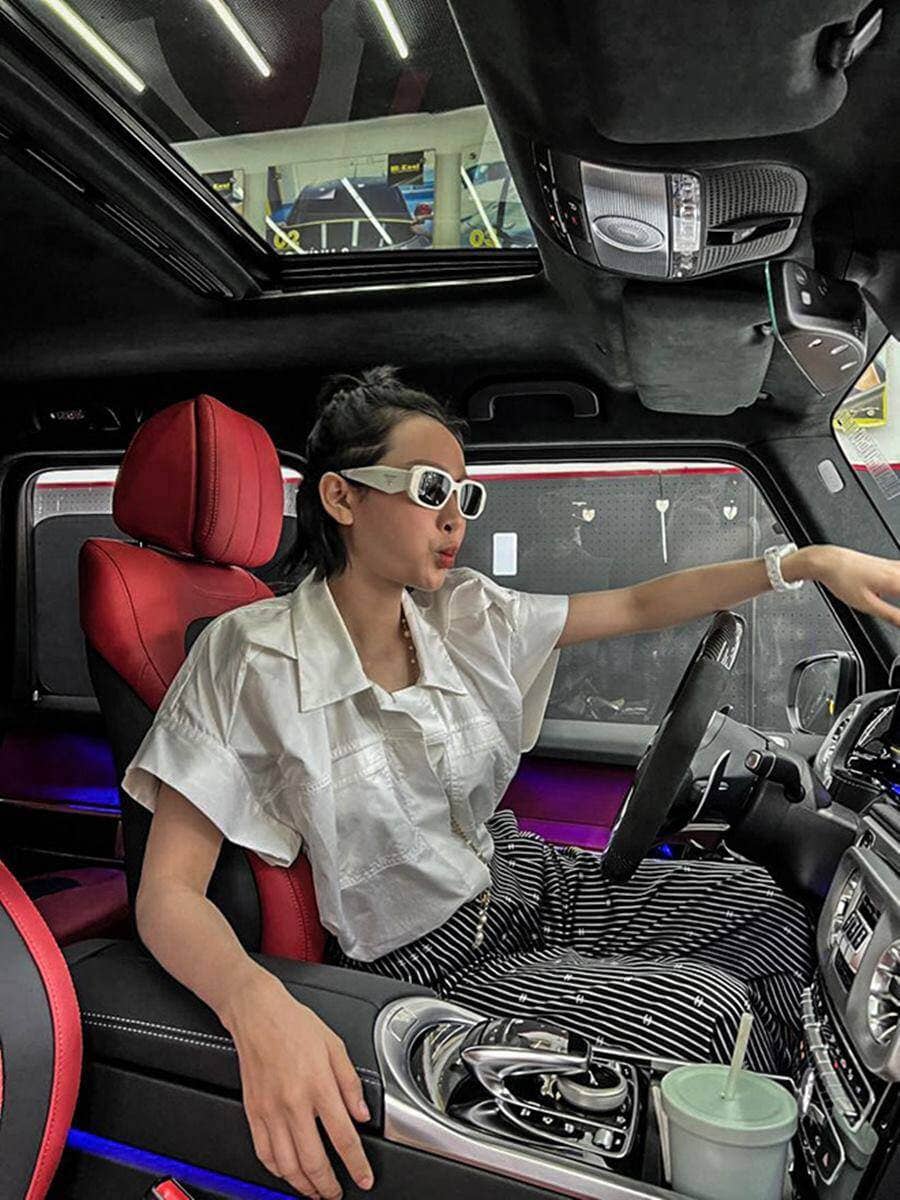 Trước tin bán siêu xe G63 12 tỷ, Hiền Hồ từng siêu sành điệu khi chụp hình bên "xế" sang?