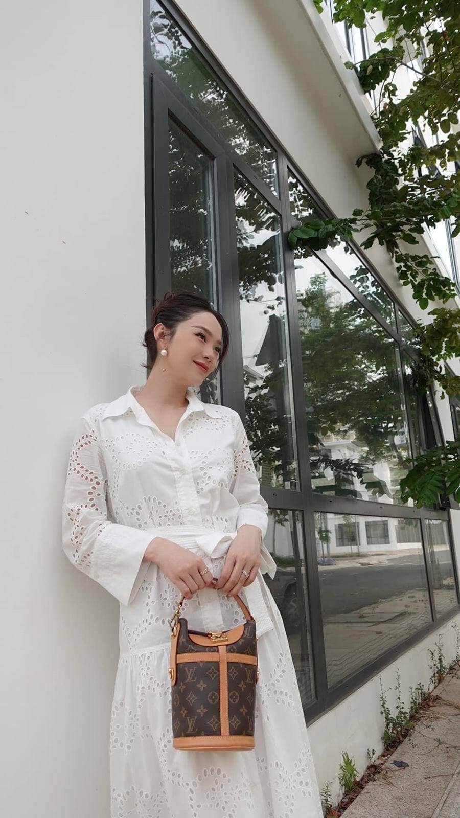 Minh Hằng khoe bụng bầu tròn xinh với cách lên đồ đơn giản nhưng ghi điểm tuyệt đối