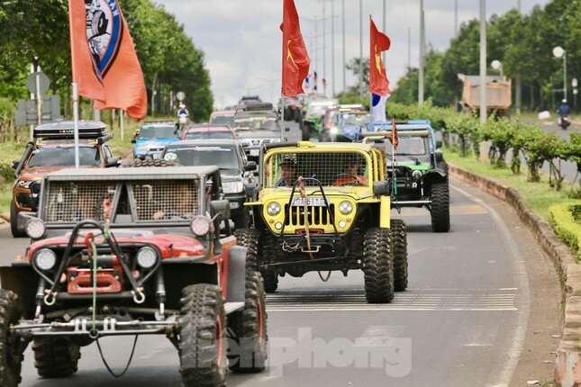 Lóa mắt với dàn ô tô địa hình diễu hành ở Đắk Lắk