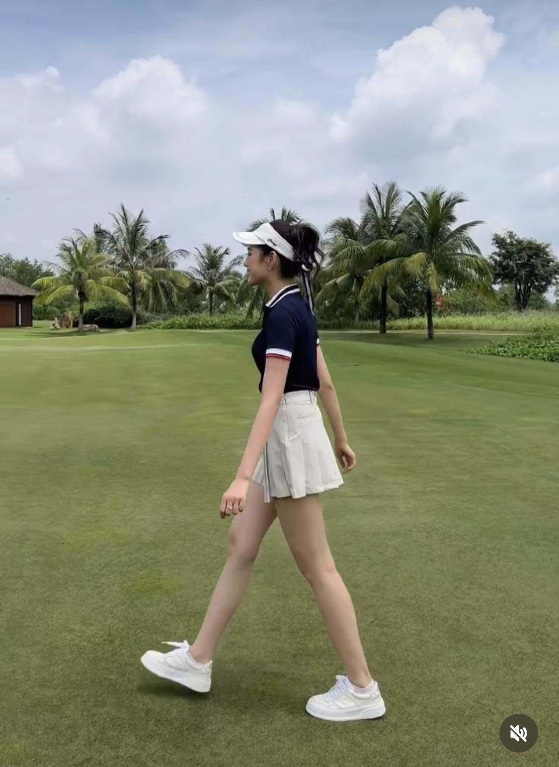 Mới chơi môn "nhà giàu", Đỗ Hà diện váy siêu ngắn khoe chân “đẹp nhất Việt Nam”