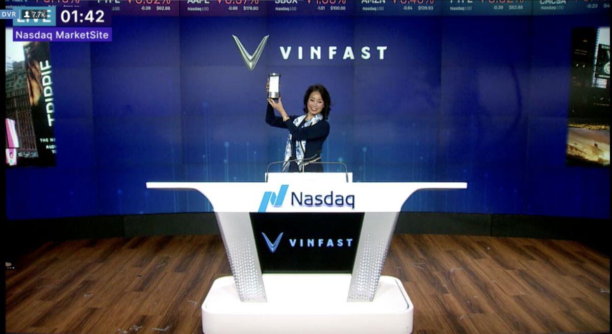Thời khắc lịch sử: Cổ phiếu VFS của VinFast chính thức chào sàn Nasdaq