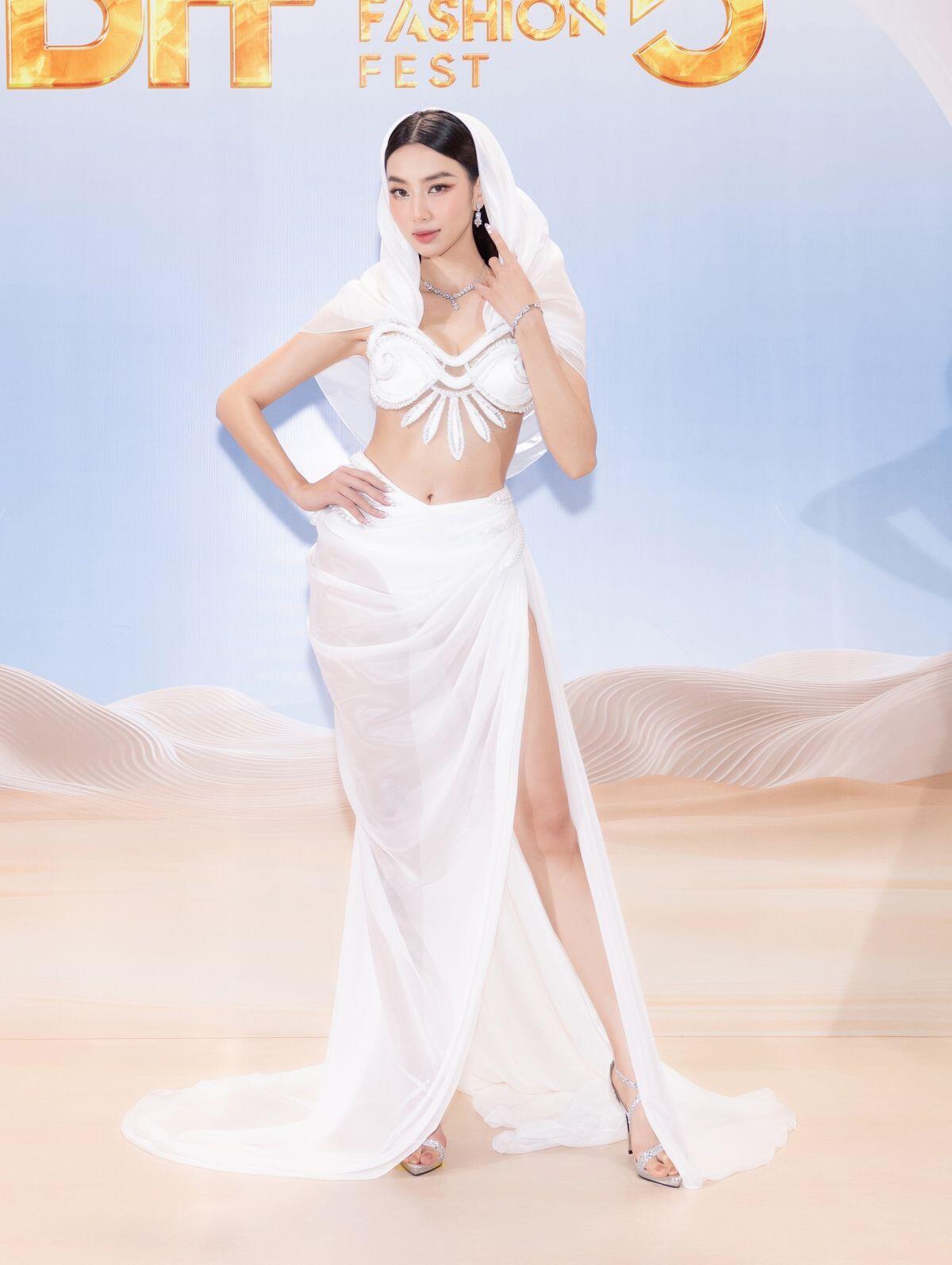 Hoa hậu Huỳnh Thị Thanh Thủy và dàn hoa, á hậu khoe vai trần trên thảm đỏ