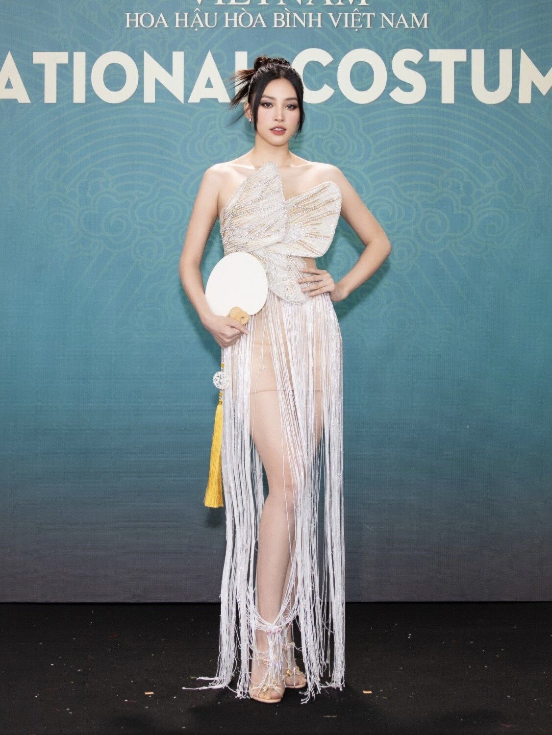 Hoa hậu Việt Nam Tiểu Vy, Đỗ Thị Hà gợi cảm trên thảm đỏ