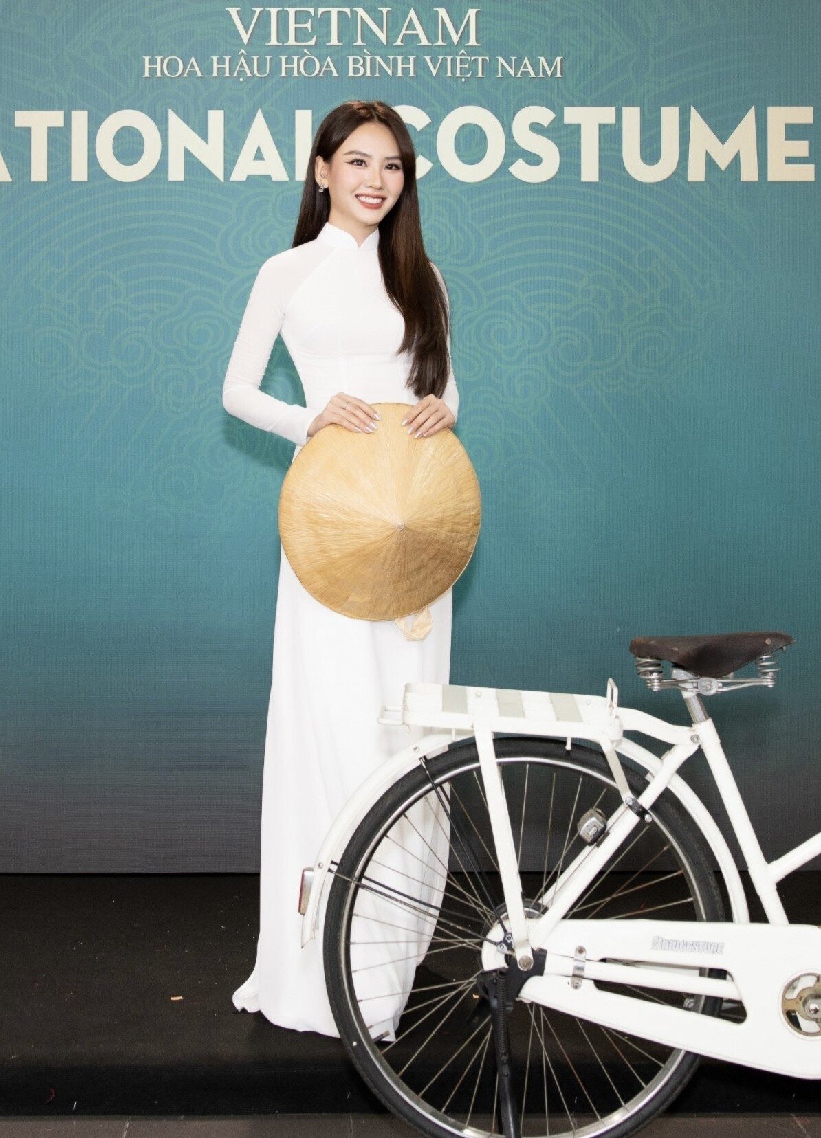 Hoa hậu Việt Nam Tiểu Vy, Đỗ Thị Hà gợi cảm trên thảm đỏ