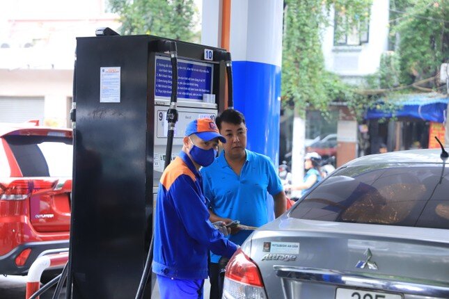 Vì sao giá xăng dầu thế giới giảm, Việt Nam tăng 5 lần liên tiếp?