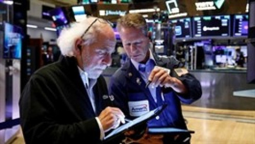 S&P 500 giảm điểm vì nhóm cổ phiếu ngân hàng và bán lẻ